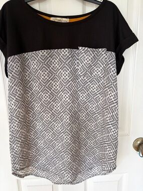 Rewind Black and White Geo-Patterned Short Sleeve Top